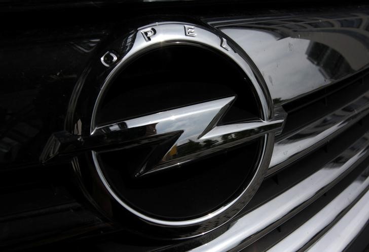 © Reuters. An Opel logo is pictured on a car in front of the Opel headquarters in Ruesselsheim