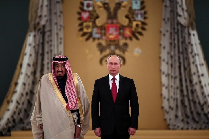 © Reuters. Владимир Путин и король Сальман Бен Абдель Азиз Аль Сауд перед началом переговоров в Кремле