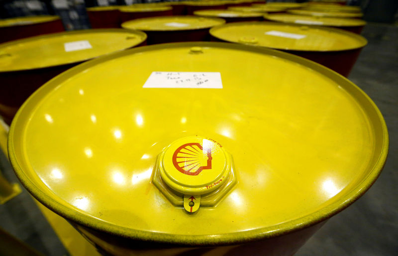 © Reuters. FILE PHOTO:Filled oil drums are seen at Royal Dutch Shell Plc's lubricants blending plant in the town of Torzhok