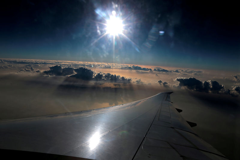© Reuters. FILE PHOTO: The view from the window of an Emirates airlines flight en route to Islamabad