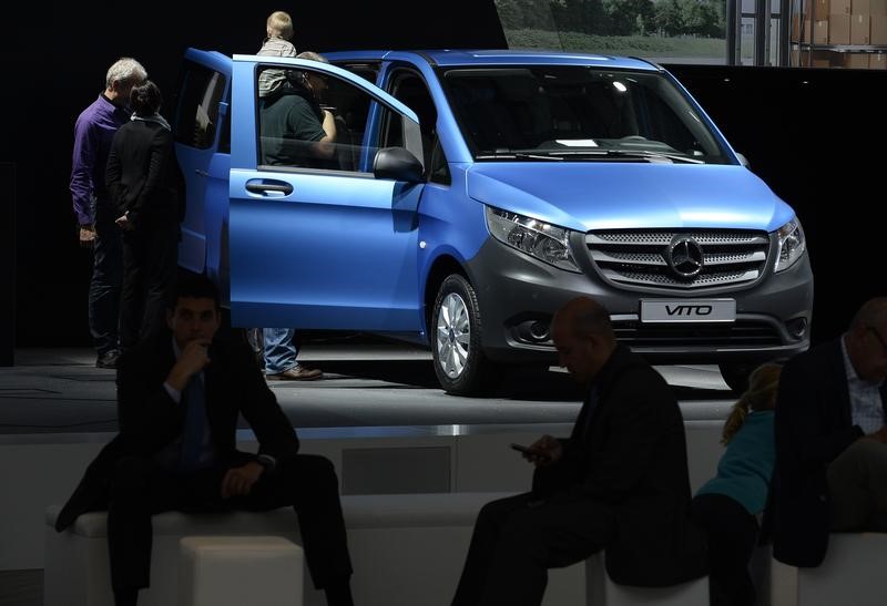 © Reuters. DAIMLER: LA KBA ENQUÊTE SUR LES ÉMISSIONS DES MERCEDES VITO