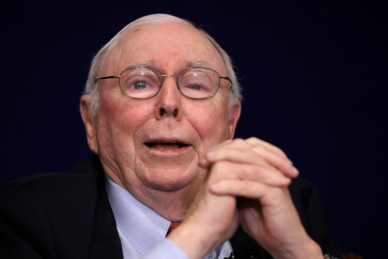 © Reuters. FILE PHOTO: Berkshire Hathaway Inc Vice Chairman Charles Munger speaks at the Daily Journal annual meeting in Los Angeles