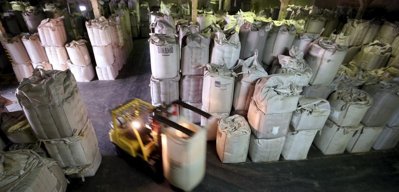 © Reuters. Trabalhador transporta sacas de café em armazém em Santos, no Brasil
