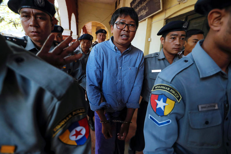 © Reuters. Wa Lone, um dos repórteres da Reuters que foi detido, é escoltado pela polícia durante uma audiência em Yangon, Mianmar