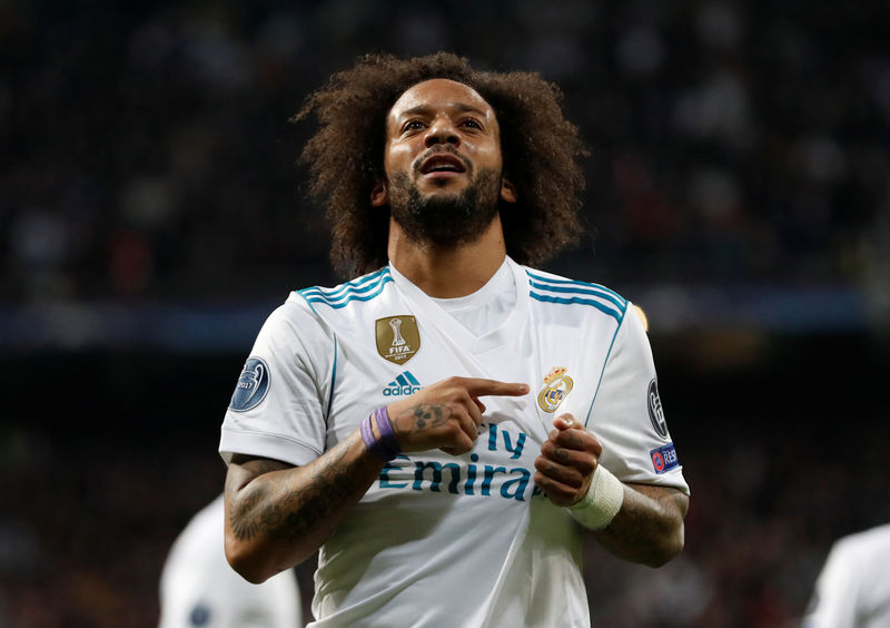 © Reuters. Marcelo celbra su gol y que significó el 3-1 final con que Real Madrid venció al PSG por el encuentro de ida de los octavos de final de la Liga de Campeones