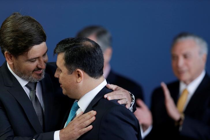 © Reuters. New Director of Brazilian Federal Police, Delegate Fernando Queiroz Segovia Oliveira greets former Director of Brazilian Federal Police Leandro Daiello during the handover ceremony for the new General Director of the Federal Police in Brasilia