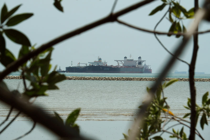 © Reuters. FILE PHOTO: Supertankers used as floating oil storage vessels off the coast of Johor, Malaysia