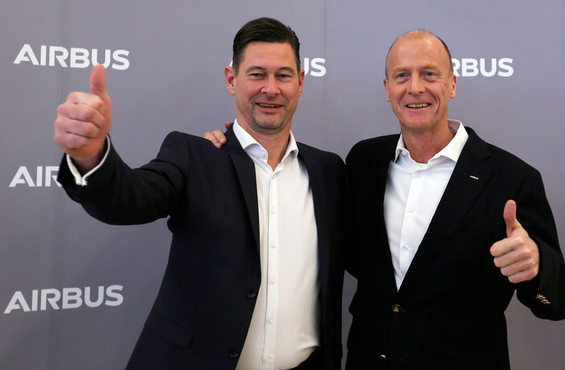 © Reuters. Airbus CEO Tom Enders and Airbus Chief Financial Officer Harald Wilhelm pose before Airbus annual press conference on the 2017 financial results in Blagnac near Toulouse, France