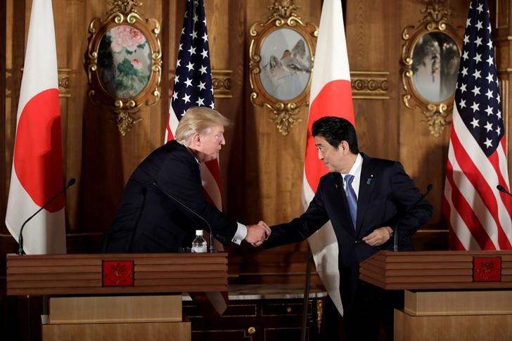 © Reuters. El primer ministro japonés acuerda con Trump mantener la presión sobre Corea del Norte