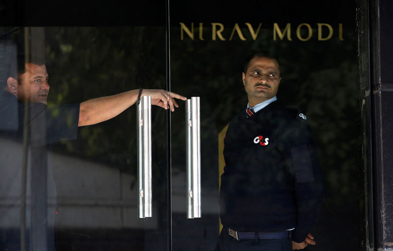 © Reuters. A security guard stands guard inside a Nirav Modi showroom during a raid by Enforcement Directorate, a government agency that fights financial crime, in New Delhi