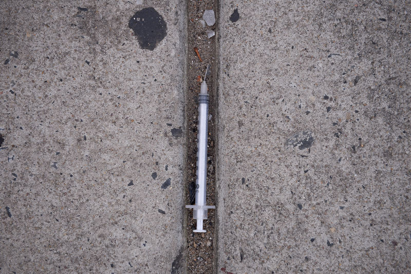 © Reuters. FILE PHOTO: A needle used for shooting heroin and other opioids litters the ground on a sidewalk in the Kensington section of Philadelphia