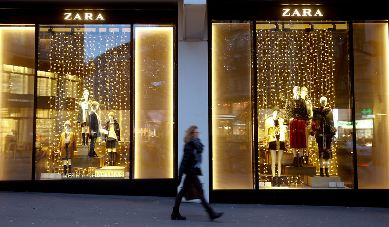 © Reuters. FILE PHOTO: Christmas decorations are seen in the windows of a Zara clothing store in Zurich