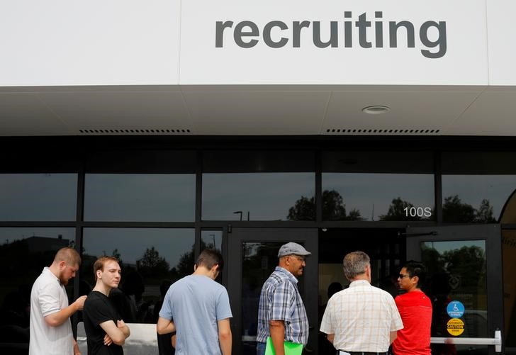 © Reuters. طلبات إعانة البطالة الأمريكية تزيد من أدنى مستوى في 45 عاما