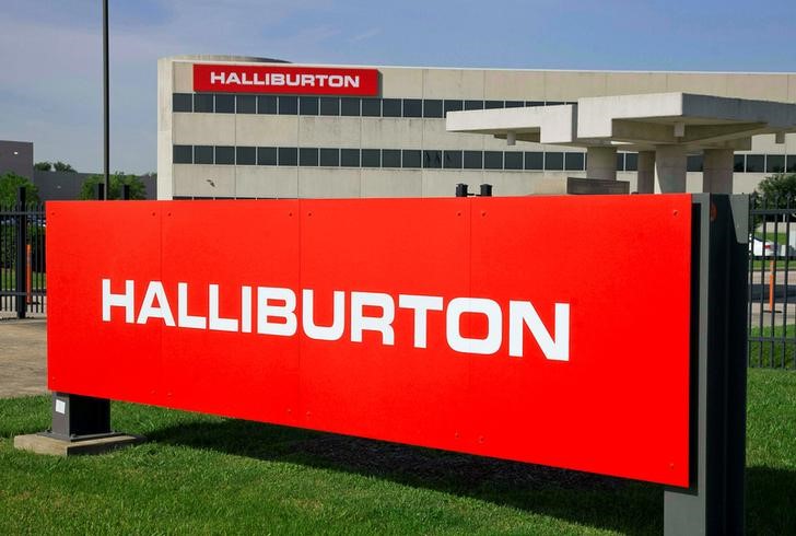 © Reuters. FILE PHOTO -  The company logo of Halliburton oilfield services corporate offices is seen in Houston