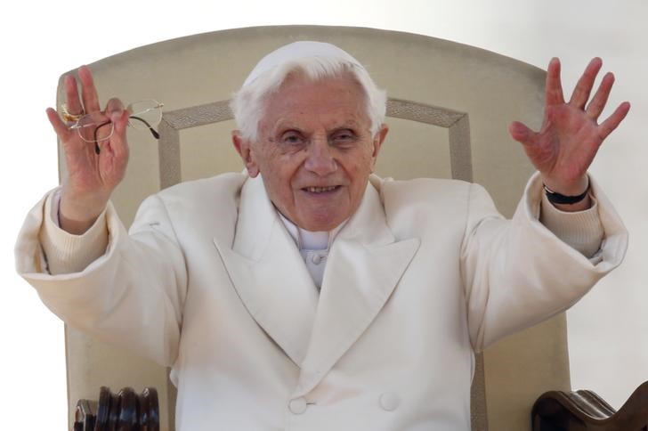 © Reuters. Papa emérito Bento 16 durante audiência-geral na Praça de São Pedro, no Vaticano