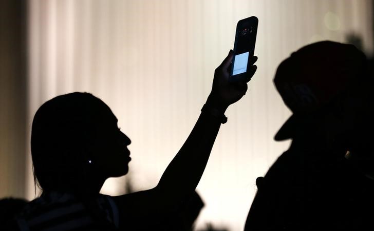 © Reuters. Bollette a 28 giorni, perquisizioni Antitrust a gruppi telefonici