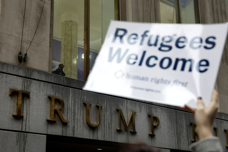 © Reuters. FILE PHOTO: Protesters gather outside the Trump Building at 40 Wall St. to take action against America’s refugee ban in New York