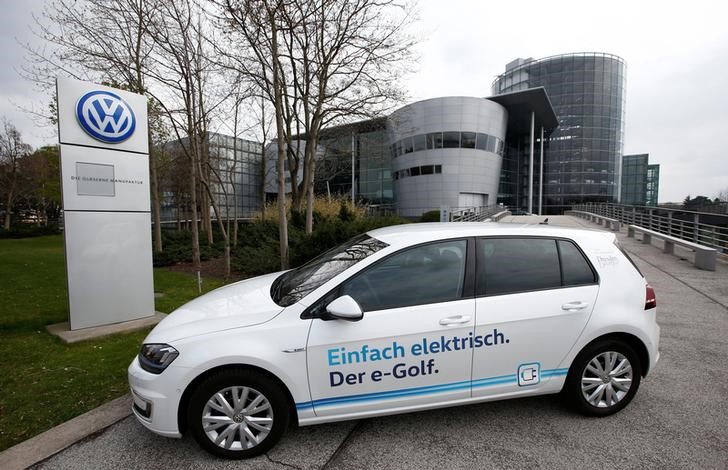 © Reuters. Modelo elétrico da VW, e-Golf, em fábrica da montadora em Dresden, Alemanha