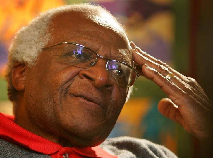 © Reuters. Desmond Tutu durante entrevista na Cidade do Cabo