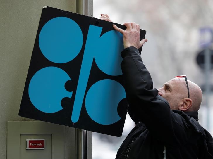 © Reuters. Homem fixa placa com logo da Opep na sede do grupo em Viena, na Áustria