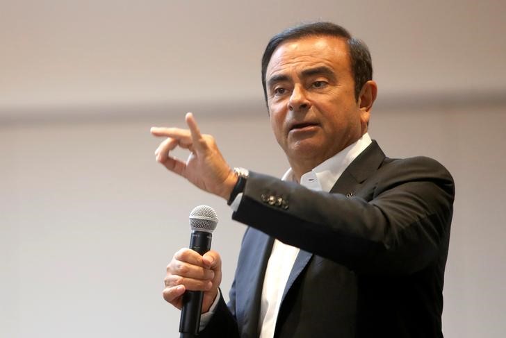 © Reuters. Carlos Ghosn, chairman and CEO of the Renault-Nissan-Mitsubishi Alliance, responds to a question on the alliance's new venture capital fund during roundtable with journalists at the 2018 CES in Las Vegas