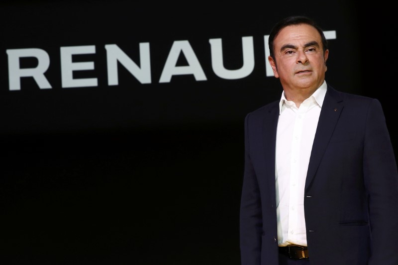 © Reuters. Renault Chief Executive Carlos Ghosn delivers a speech during the official presentation of the new Renault RS16 car at the company's research center in Guyancourt