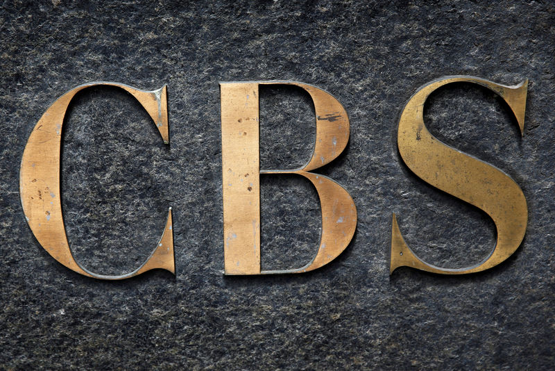 © Reuters. FILE PHOTO: FILE PHOTO: The CBS television network logo is seen outside their offices on 6th avenue in New York