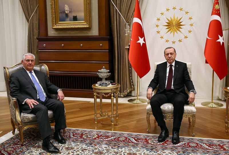 © Reuters. متحدث أمريكي: تيلرسون أجرى محادثات إيجابية مع إردوغان