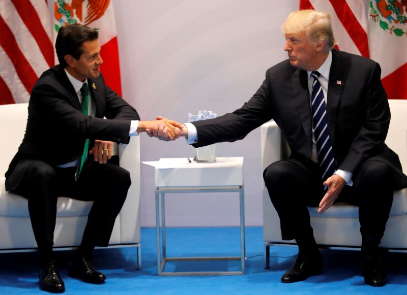 © Reuters. U.S. President Donald Trump shakes hands with Mexico's President Enrique Pena Nieto during the their bilateral meeting at the G20 summit in Hamburg