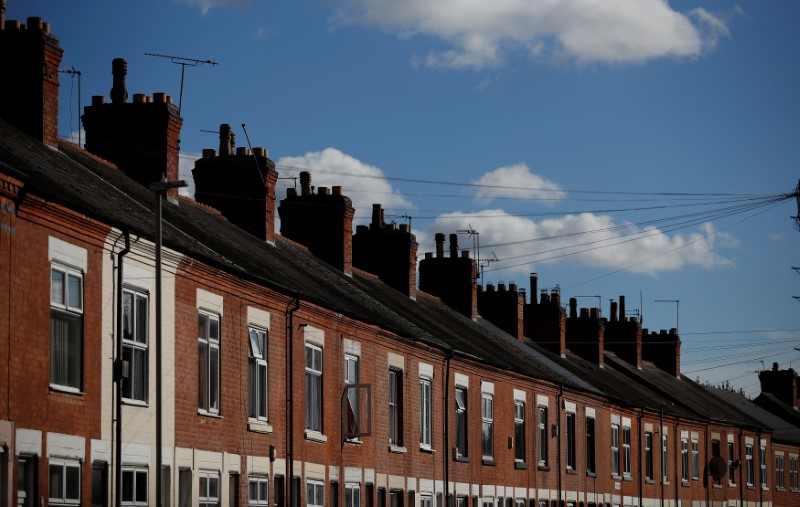 © Reuters. A row of terraced houses is seen in Leicester central England