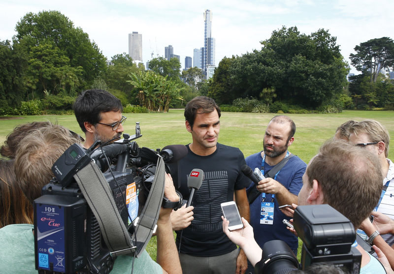 © Reuters. Federer está a un triunfo de volver a ser número uno del mundo