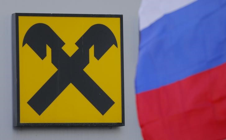 © Reuters. Логотип Райффазенбанка и российский флаг в Москве