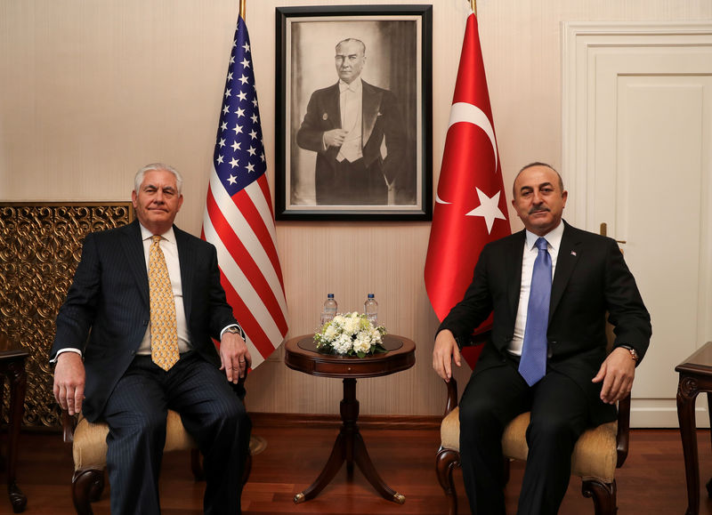 © Reuters. Turkish Foreign Minister Mevlut Cavusoglu meets U.S. Secretary of State Rex Tillerson in Ankara