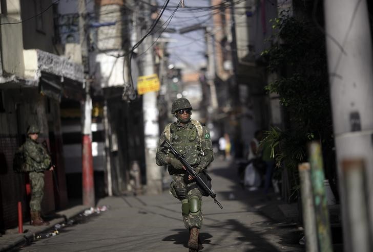 © Reuters. Soldado das Forças Armadas patrulha Complexo da Maré, no Rio de Janeiro