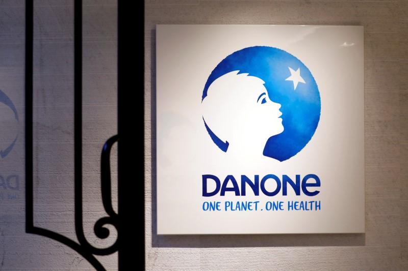 © Reuters. Логотип Danone в штаб-квартире концерна в Париже