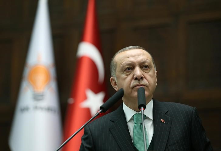 © Reuters. الاتحاد الأوروبي لن يلغي تأشيرات سفر الأتراك ما لم تخفف تركيا قوانين الإرهاب
