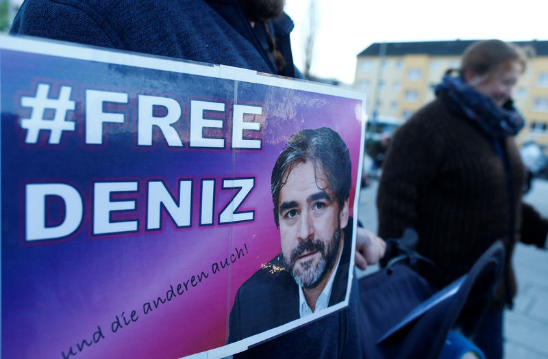 © Reuters. برلين: تركيا تطلق سراح يوجيل الصحفي الألماني التركي الأصل
