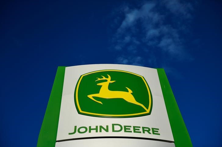 © Reuters. The leaping deer trademark logo is seen on a sign outside a John Deere dealership in Taylor, Texas