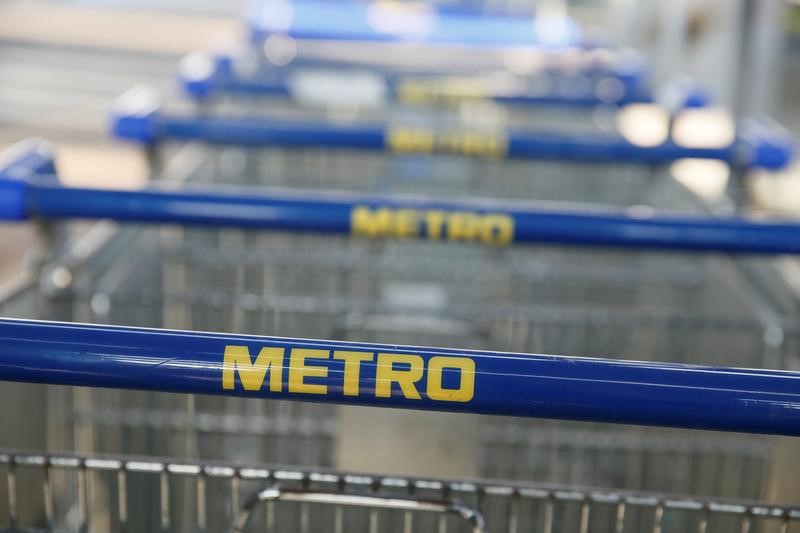 © Reuters. Shopping carts of German retailer Metro are lined up outside its cash and carry store in Kiev