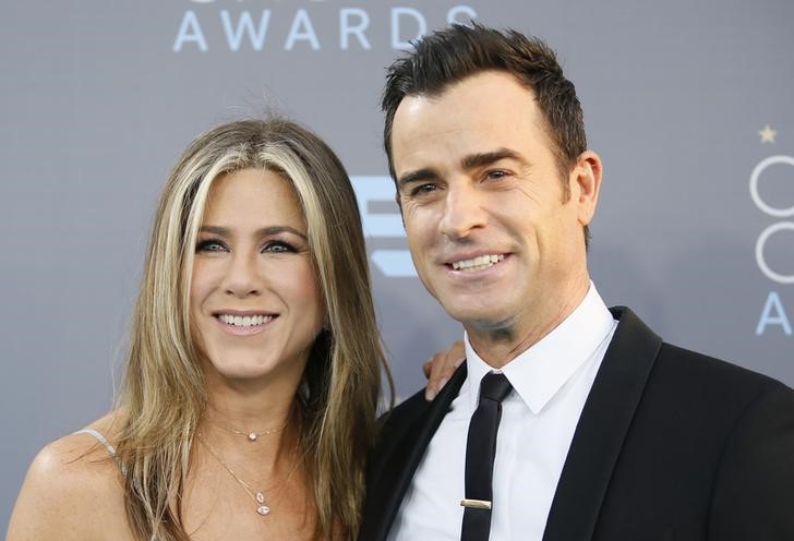 © Reuters. Jennifer Aniston e Justin Justin Theroux posam para fotos em evento em Santa Mônica, Califórnia