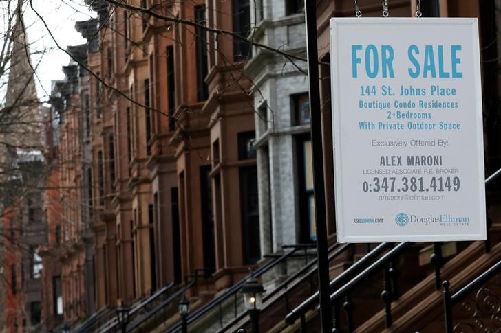 © Reuters. A real estate sign hangs in front of a townhouse in Brooklyn, New York