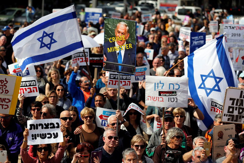 © Reuters. محتجون إسرائيليون يطالبون نتنياهو بالاستقالة على خلفية اتهامات بالرشوة