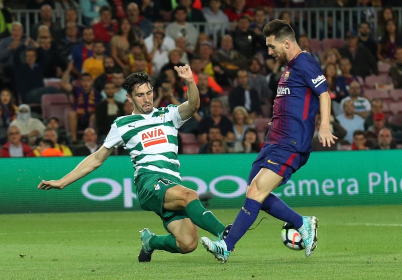 © Reuters. El Barça se enfrenta a un dilema en su visita al Eibar