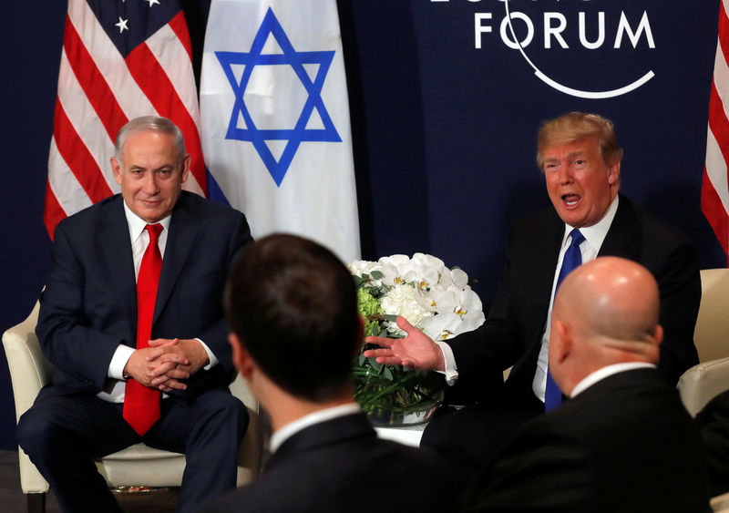 © Reuters. FILE PHOTO - U.S. President Donald Trump speaks with Israeli Prime Minister Benjamin Netanyahu during the World Economic Forum (WEF) annual meeting in Davos