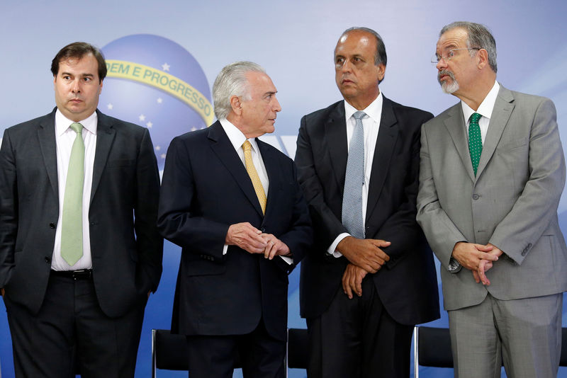 © Reuters. Presidente da Câmara dos Deputados, Rodrigo Maia, presidente Michel Temer, governador do Rio, Luiz Fernando Pezão, e ministro da Defesa, Raul Jungmann, durante cerimônia no Palácio do Planalto