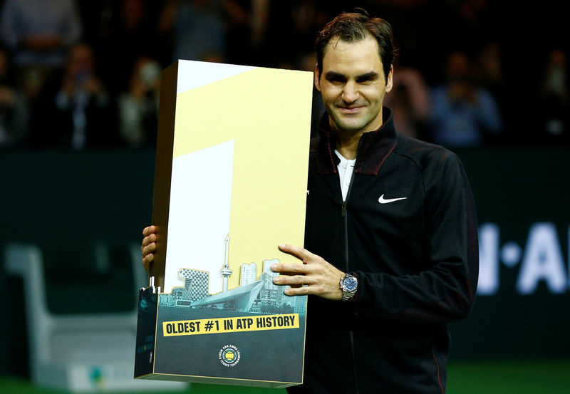 © Reuters. El tenista suizo Roger Federer celebraal derrotar al holandés Robin Haase en un partido de cuartos de final del Abierto de Rotterdam