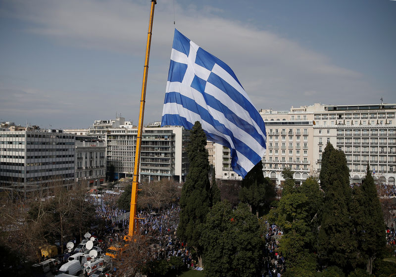 © Reuters. FITCH RELÈVE LA NOTE DE LA GRÈCE DE "B-" À "B"