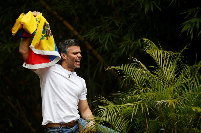 © Reuters. Venezuela's opposition leader Leopoldo Lopez, who has been granted house arrest after more than three years in jail, salutes supporters, in Caracas