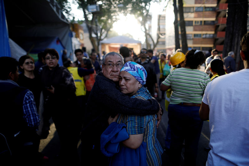 © Reuters. زلزال بقوة 7.2 درجة في المكسيك يقطع الكهرباء ويلحق أضرارا بمنازل دون سقوط قتلى