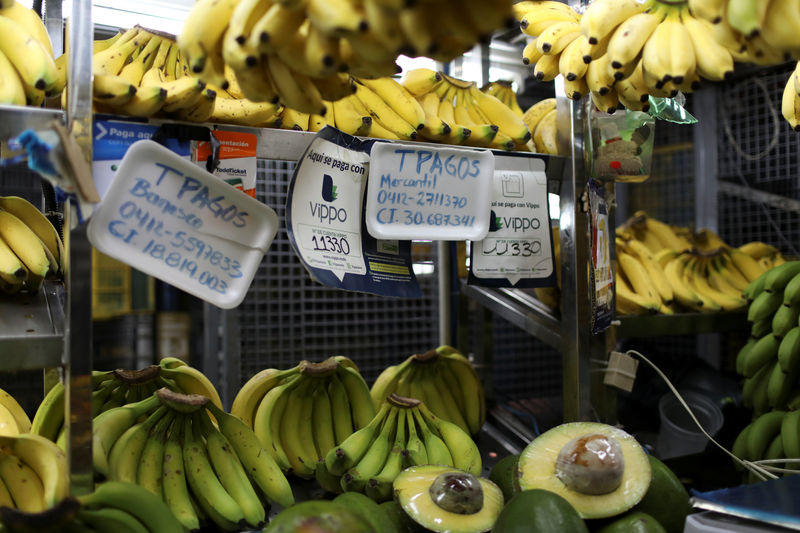 © Reuters. Sin billetes y con hiperinflación, Venezuela prueba aplicaciones para pago electrónico